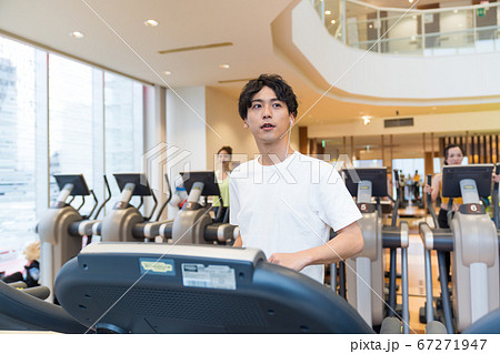 若い男性、スポーツジム 若い男性、スポーツジム 67271947