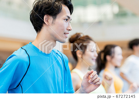 若い男女、スポーツジム、ランニングマシーン 若い男女、スポーツジム、ランニングマシーン 67272145