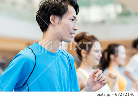 若い男女、スポーツジム、ランニングマシーン 若い男女、スポーツジム、ランニングマシーン 67272146