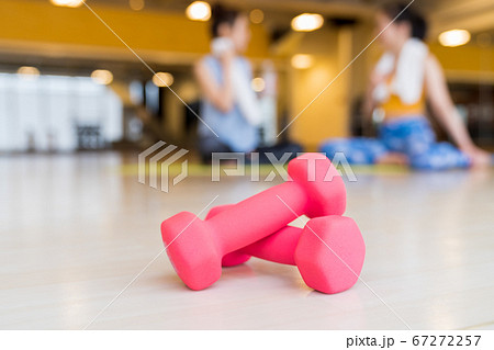 若い女性、運動 若い女性、運動 67272257