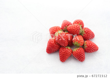 白バックにいちごを積み上げたイメージ(紅ほっぺ) 白バックにいちごを積み上げたイメージ(紅ほっぺ) 67272312