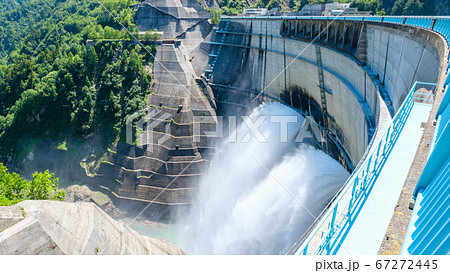 初夏の黒部ダム:えん堤の風景 初夏の黒部ダム:えん堤の風景 67272445