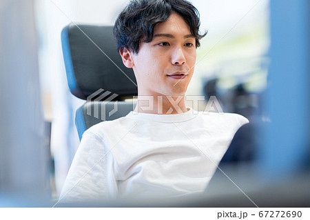 若い男性、スポーツジム 若い男性、スポーツジム 67272690