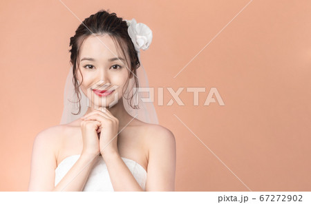 ウェディングドレスを着た女性 ウェディングドレスを着た女性 67272902