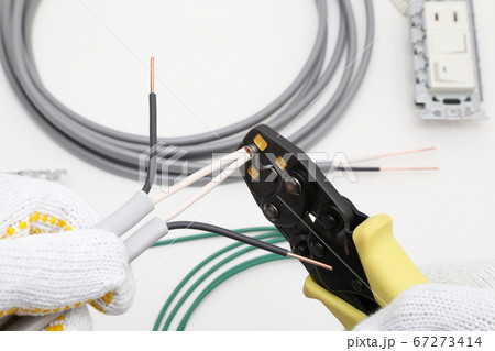 電気工事　配線工事　VVFケーブルの接続作業 67273414