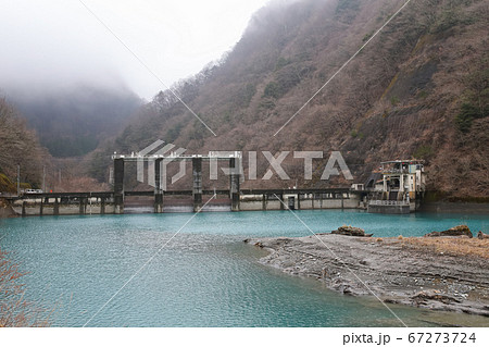 エメラルドグリーンの奈良田湖と西山ダムの写真素材
