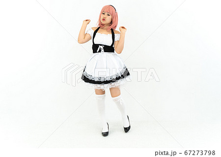 ピンクの髪色のメイドさん ピンクの髪色のメイドさん 67273798