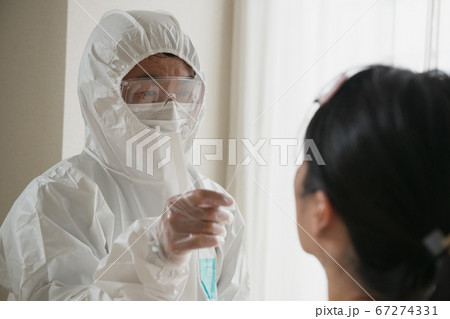 PCR検査をする防護服の男性 PCR検査をする防護服の男性 67274331