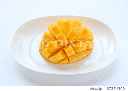 白皿の上の花咲状にカットしたマンゴー 中 白皿の上の花咲状にカットしたマンゴー 中 67274500