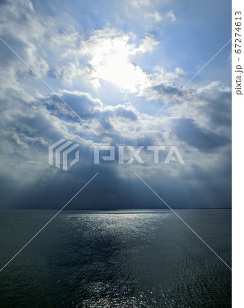 雲間から海にかかる天使のはしご 雲間から海にかかる天使のはしご 67274613