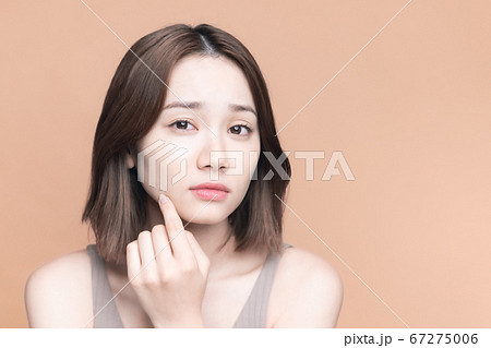 お肌を気にする女性 スキンケア 美容 お肌を気にする女性 スキンケア 美容 67275006