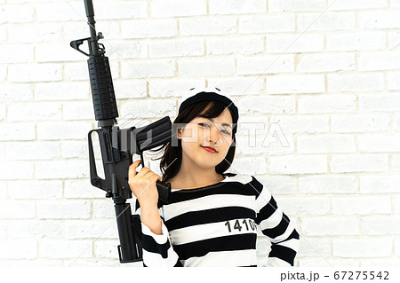 自動小銃を持って脱獄する囚人 67275542