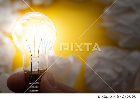 アイデアのひらめき　電球 67275666