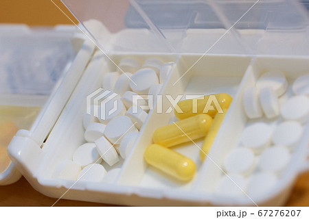 錠剤の薬 67276207