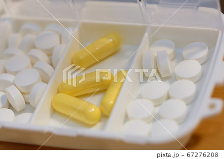 錠剤の薬 67276208