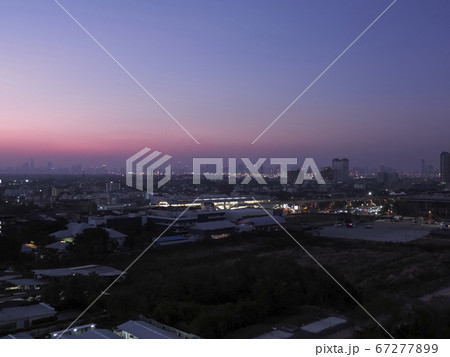 タイ・バンコク遠景 べーリン駅とシーロム～アソーク高層ビル群 夜景  67277899