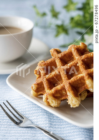 ティータイムに用意されたワッフルとカフェラテ 67278496