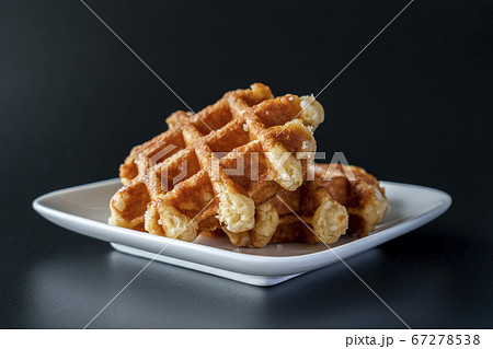 ティータイムに用意されたワッフル【黒背景】 67278538