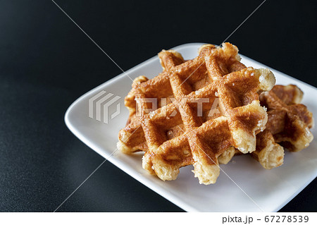 ティータイムに用意されたワッフル【黒背景】 67278539