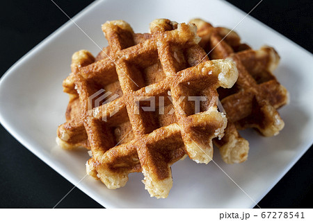 ティータイムに用意されたワッフル【黒背景】 67278541