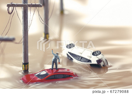 水害によって水浸しになった街と助けを求める人々のジオラマ 67279088
