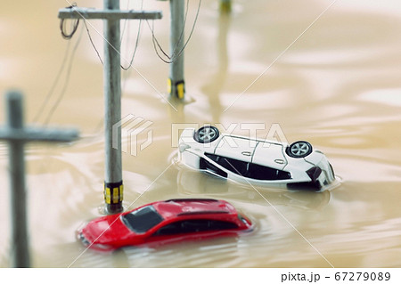 水害によって水浸しになった街と助けを求める人々のジオラマ 67279089