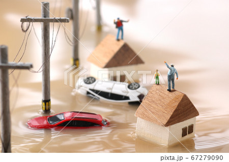 水害によって水浸しになった街と助けを求める人々のジオラマ 67279090