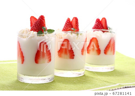 イチゴのデザート ゼリー ババロア クリーム イチゴのデザート ゼリー ババロア クリーム 67281141