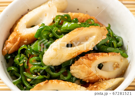 小鉢に入れられた、ちくわとピーマンの炒め物。 67281521