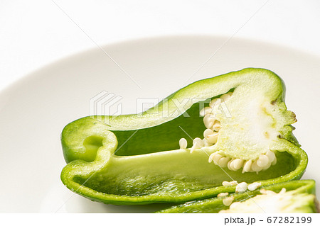 縦半分に切ったピーマンの断面。(白皿･白バック) 67282199