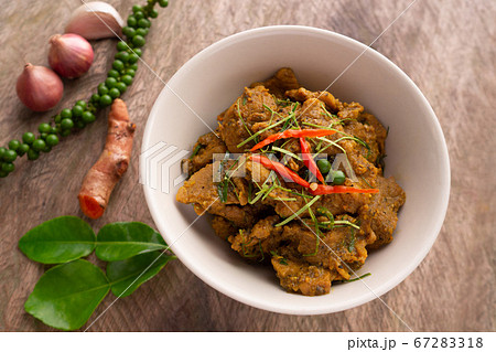 Stir Fried Mince Pork with Yellow Chili Curry Paste 67283318