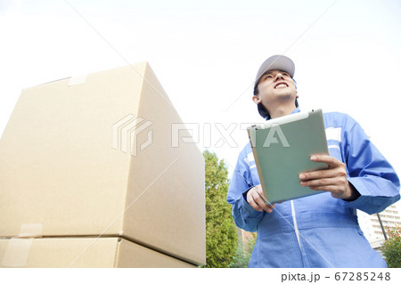 タブレットPCを見る配達員 タブレットPCを見る配達員 67285248
