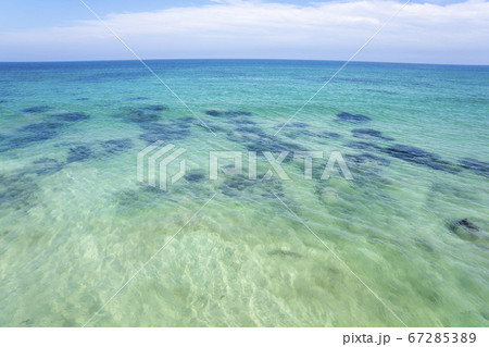 伊豆下田の透き通る海 67285389