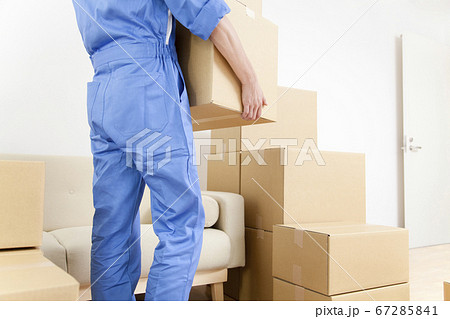 荷物を運ぶ引越し業者 荷物を運ぶ引越し業者 67285841