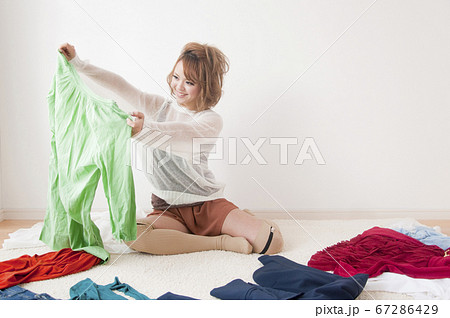 服を選ぶ女性 67286429