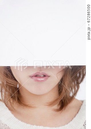 メッセージボードを持つ女性 67286500