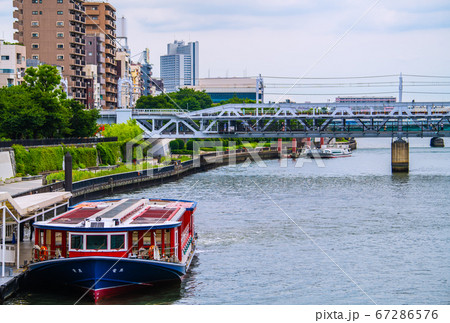 日本の東京都市景観 水上バス乗り場の「竜馬」などを望む(奥に「こすもす」) ----------- 日本の東京都市景観 水上バス乗り場の「竜馬」などを望む(奥に「こすもす」) ----------- 67286576