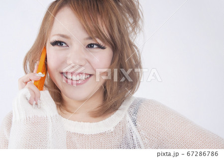 電話をする女性 電話をする女性 67286786