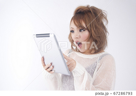 タブレットPCを見る女性 タブレットPCを見る女性 67286793