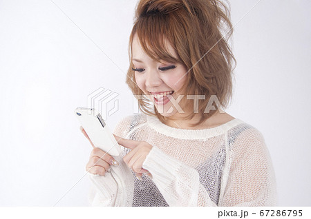 携帯電話を見る女性 携帯電話を見る女性 67286795