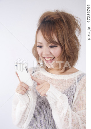 携帯電話を見る女性 携帯電話を見る女性 67286796