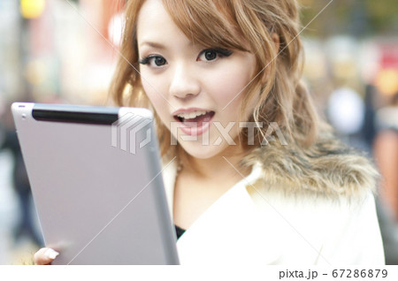 タブレットPCを見る女性 67286879