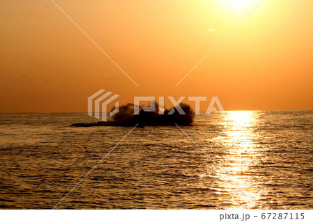 沖縄座間味島　夕日とヘッドスラップ 67287115