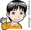 手を振る男の子 67288511