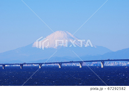 袖ヶ浦海浜公園（千葉県袖ケ浦市）から東京湾アクアラインと富士山を望む 67292582