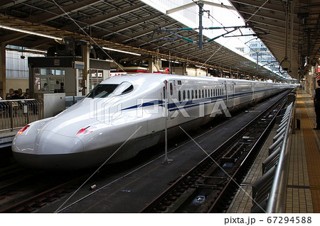 東海道新幹線n700s デビュー当初 東京駅 の写真素材