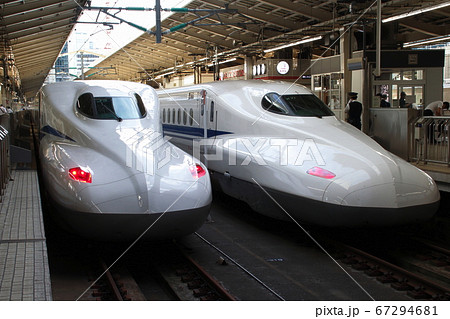 東海道新幹線N700S・N700A並び（東京駅） 67294681