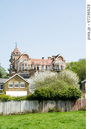 明るい日差しの下のレンガ造りの歴史的な建物 ロンドン郊外の町にての写真素材 67296828 Pixta