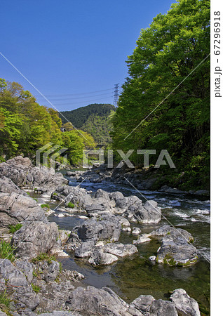 新緑の御岳渓谷 多摩川に架かる吊り橋 杣の小橋付近の河原からの下流側の風景 新緑の御岳渓谷 多摩川に架かる吊り橋 杣の小橋付近の河原からの下流側の風景 67296918