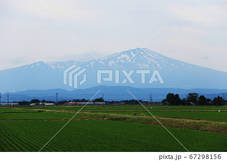 山形 初夏 田園風景と月山 山形 初夏 田園風景と月山 67298156